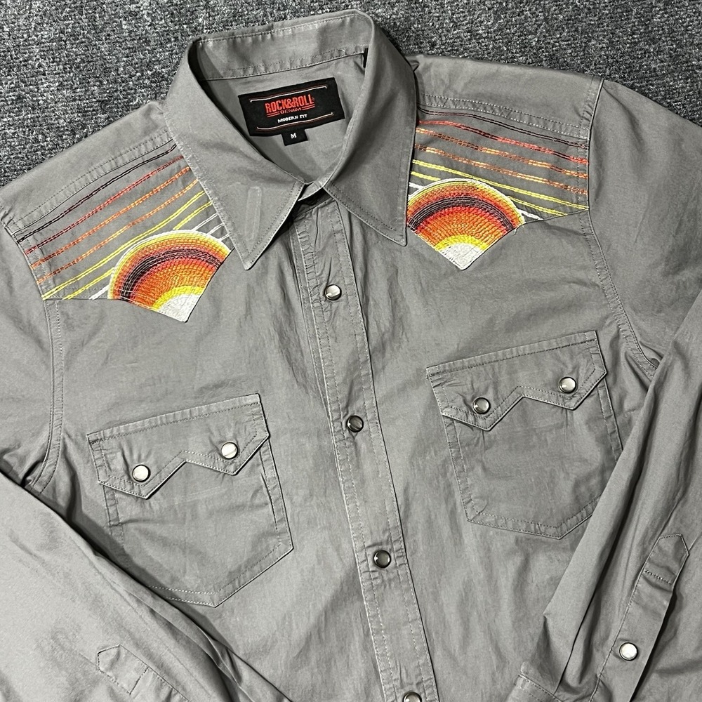 Rock and Roll Denim Pearl Snap Shirt Mens Medium Long Sleeve Embroidered Sunrise